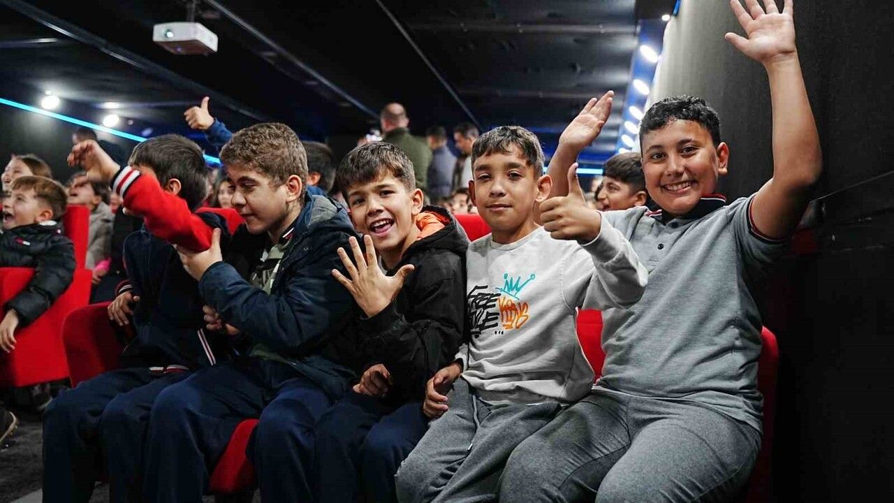 Gezen Sinema Tırı ve Gezici Kütüphane Sındırgı'da Depremzede Çocukları Sevindirdi
