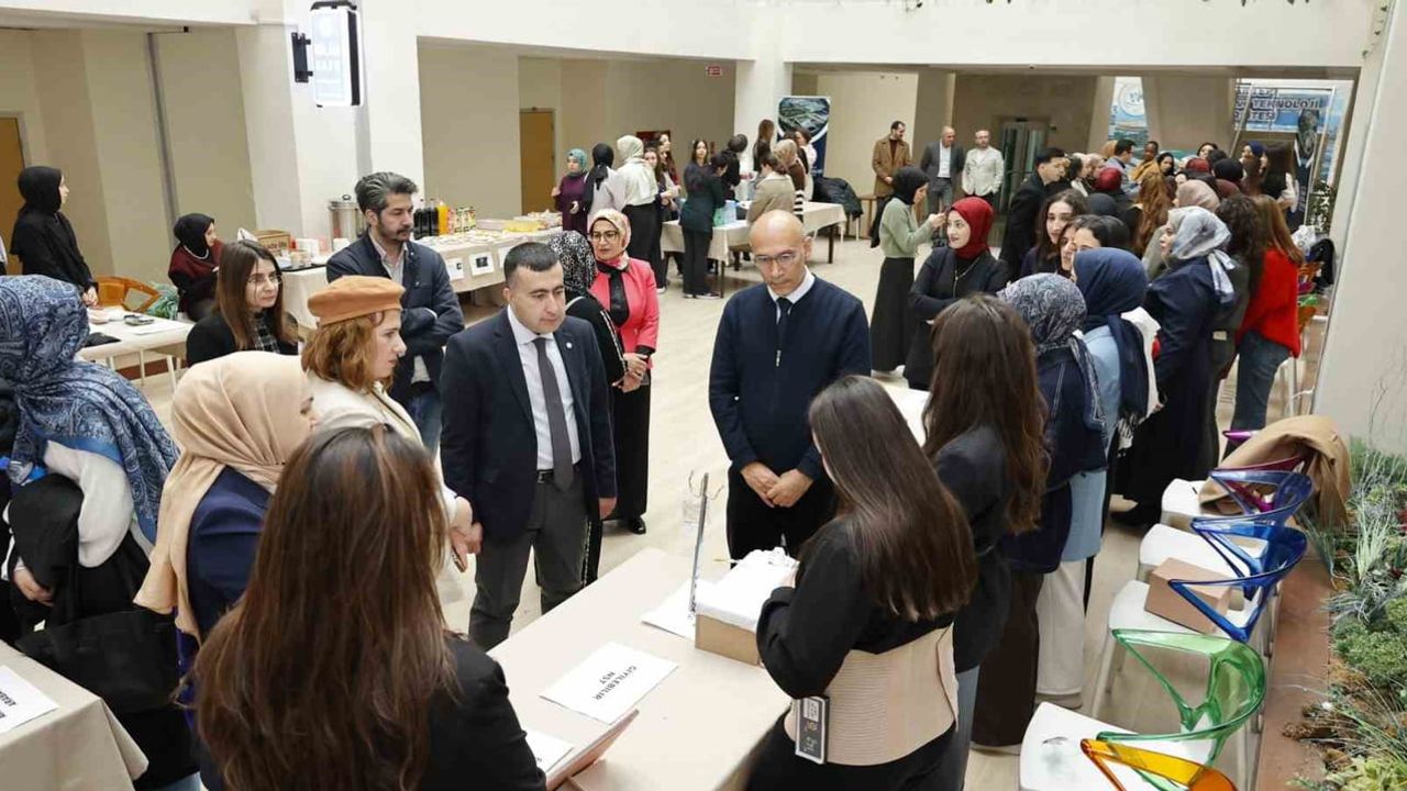 GİBTÜ'de Ebelikte İnovasyon Projeleri Bilim Kafe'de Sergilendi