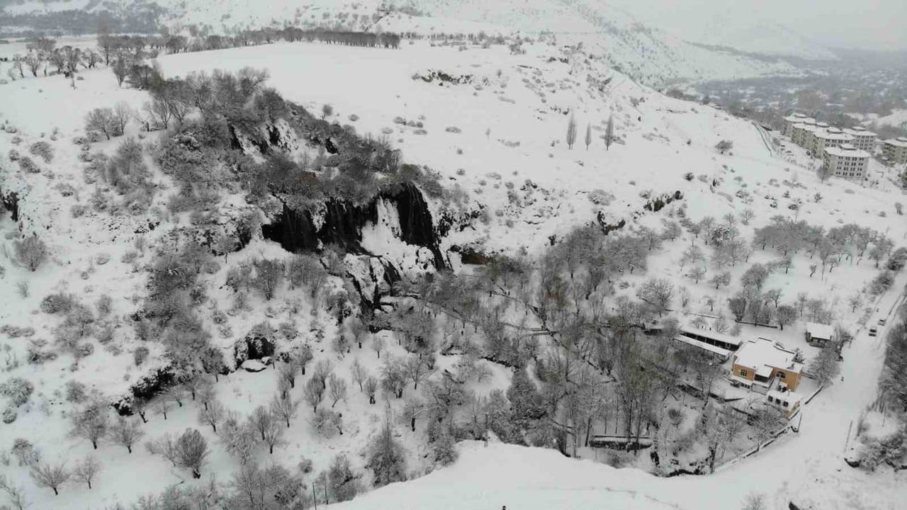 Girlevik Şelalesi Erzincan'da Karla Beyaz Gelinliğini Giydi