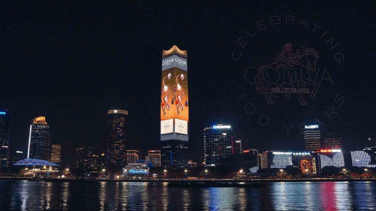 Godiva 100. Yıl Coşkusu Şanghay'da: North Bund'da Işık ve Dron Şovu