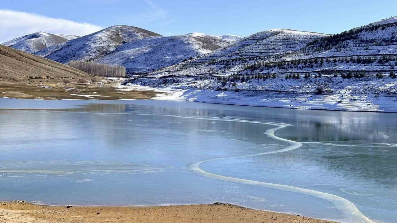 Gökçedere Göleti Dondu: Bayburt’ta Kartpostallık Buz Manzarası