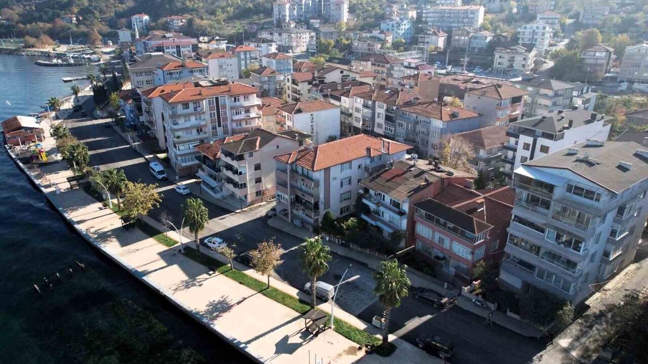 Gölcük Halıdere Sahil Caddesi'nde Üstyapı Yenileme Başladı