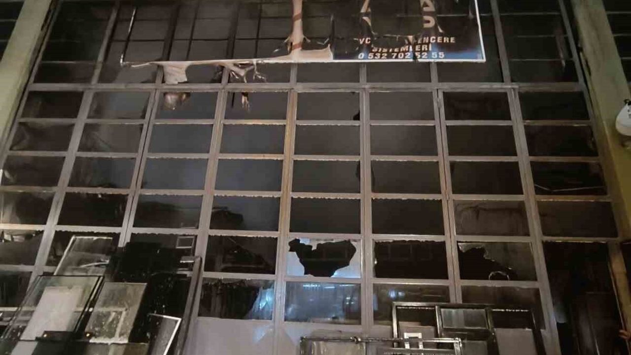 Gönen’de Sanayi Sitesinde PVC Atölyesi Alevlere Teslim Oldu