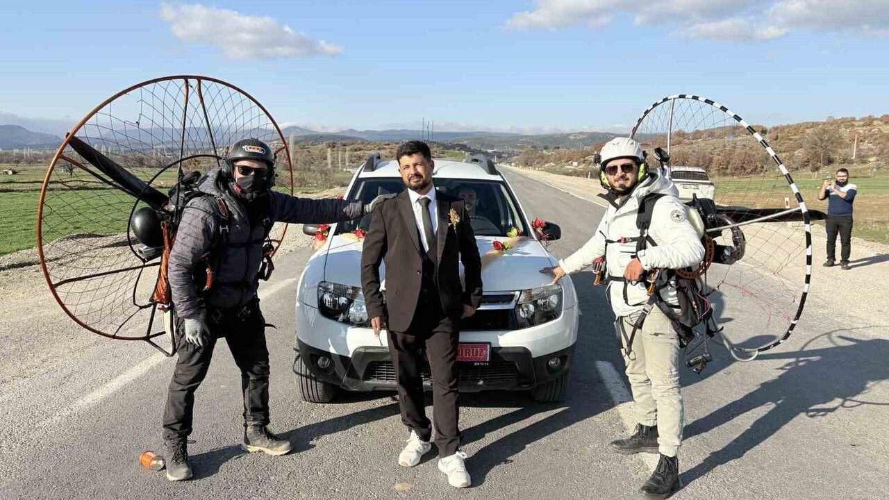 Gördes'te Paramotorlu Düğün Şovu: Gelin Arabasının Önü Havadaki Ekip Tarafından Kesildi