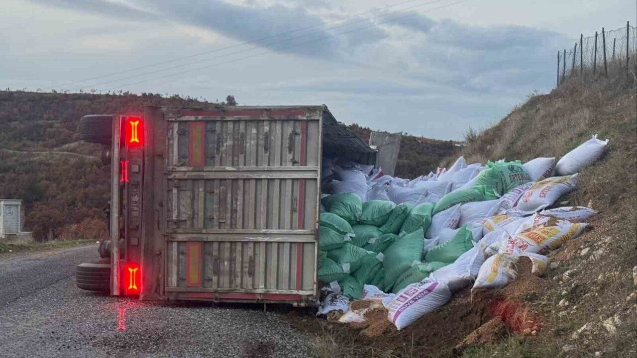 Gördes’te yem yüklü tır devrildi: Sürücü Ümit Balta yaralandı