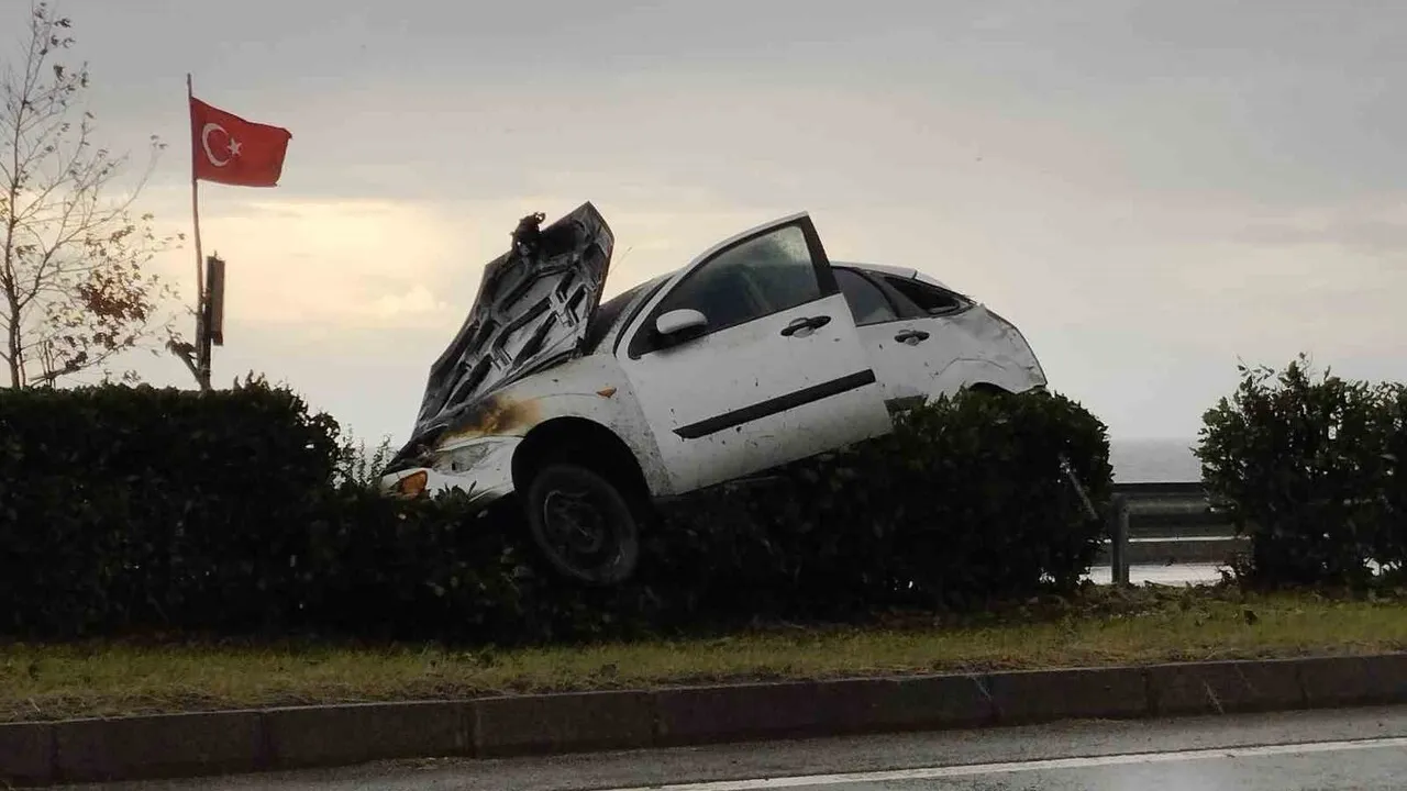 Görele'de Bariyere Çarpan Otomobil Alev Aldı: Sürücü Yaralandı
