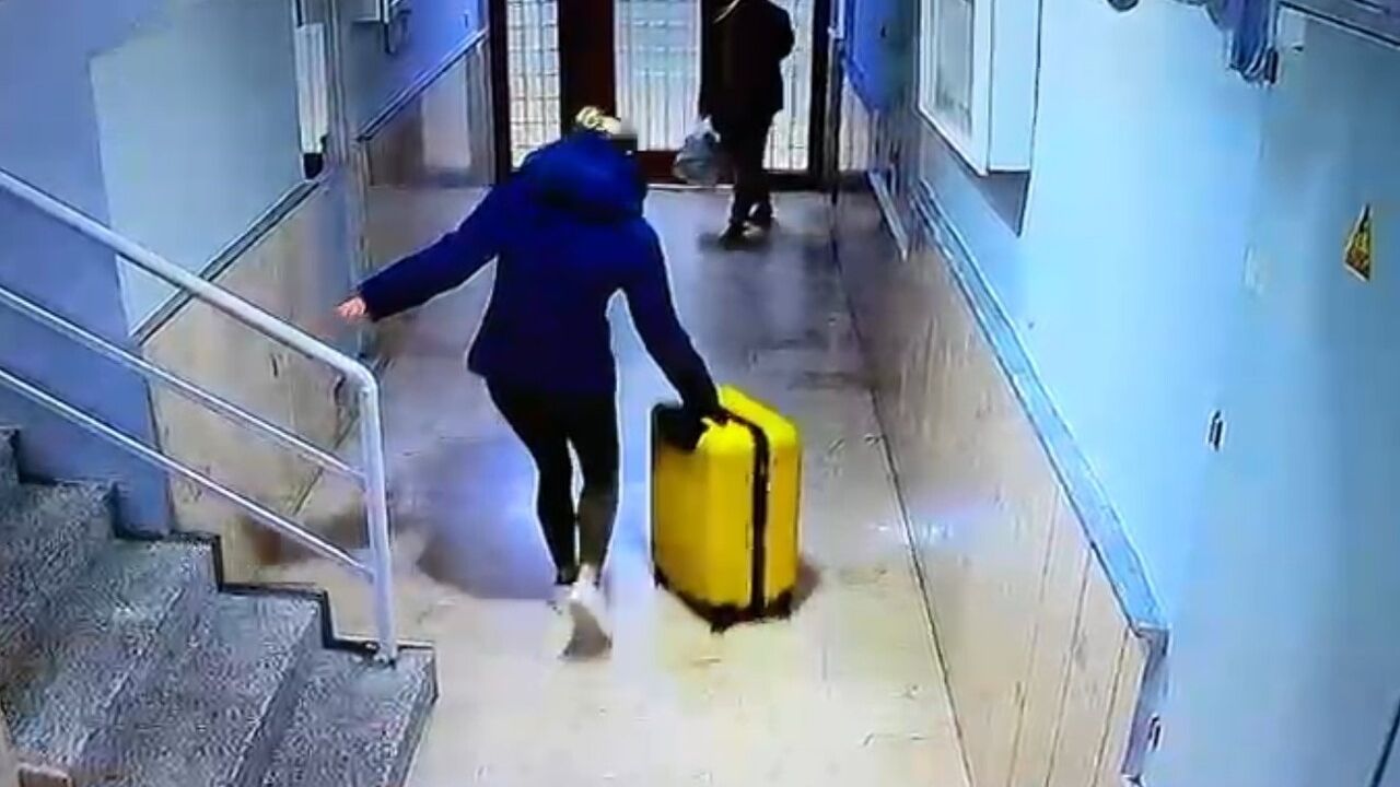 Güllü'nün Kızı ve Arkadaşının Bavullarla Binadan Çıkış Anı Kamerada