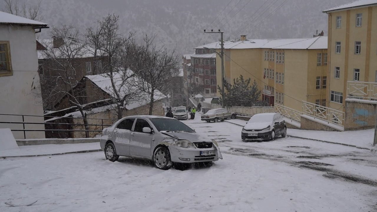 Gümüşhane'de Buzlanma: Öğrenci Servisi Kaza Yaptı