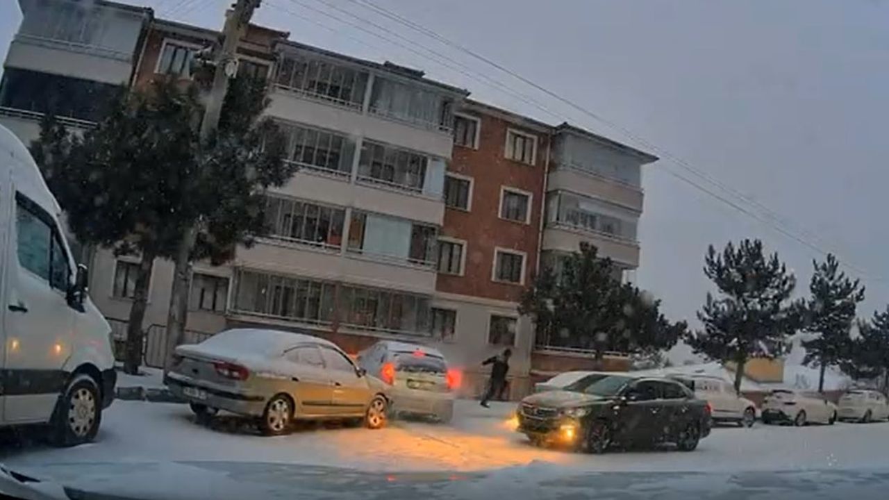 Gümüşhane'de buzlu yolda araçlar yokuş aşağı kaydı — Kamerada