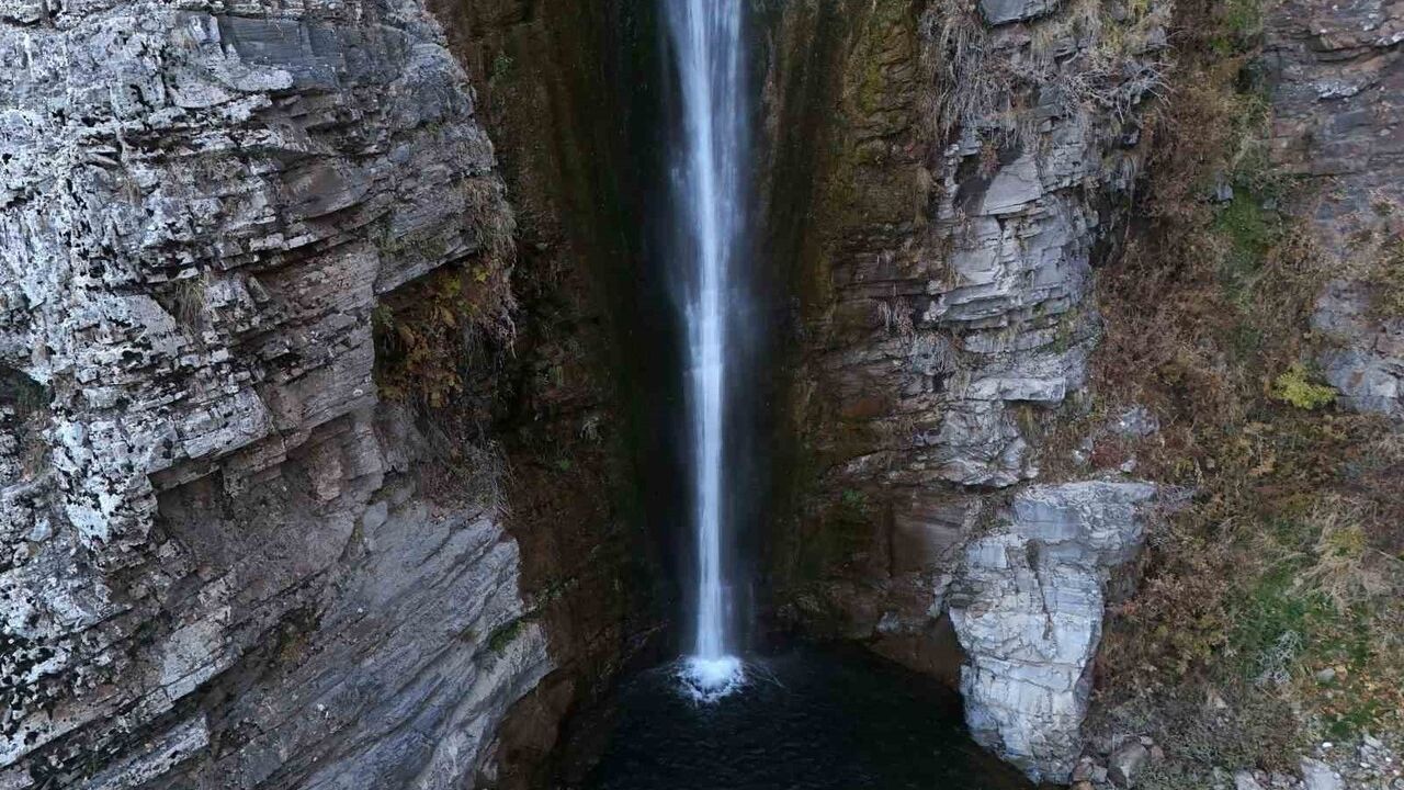 Gümüşkanat Şelalesi: Mutki'nin 60 Metrelik Saklı Cenneti