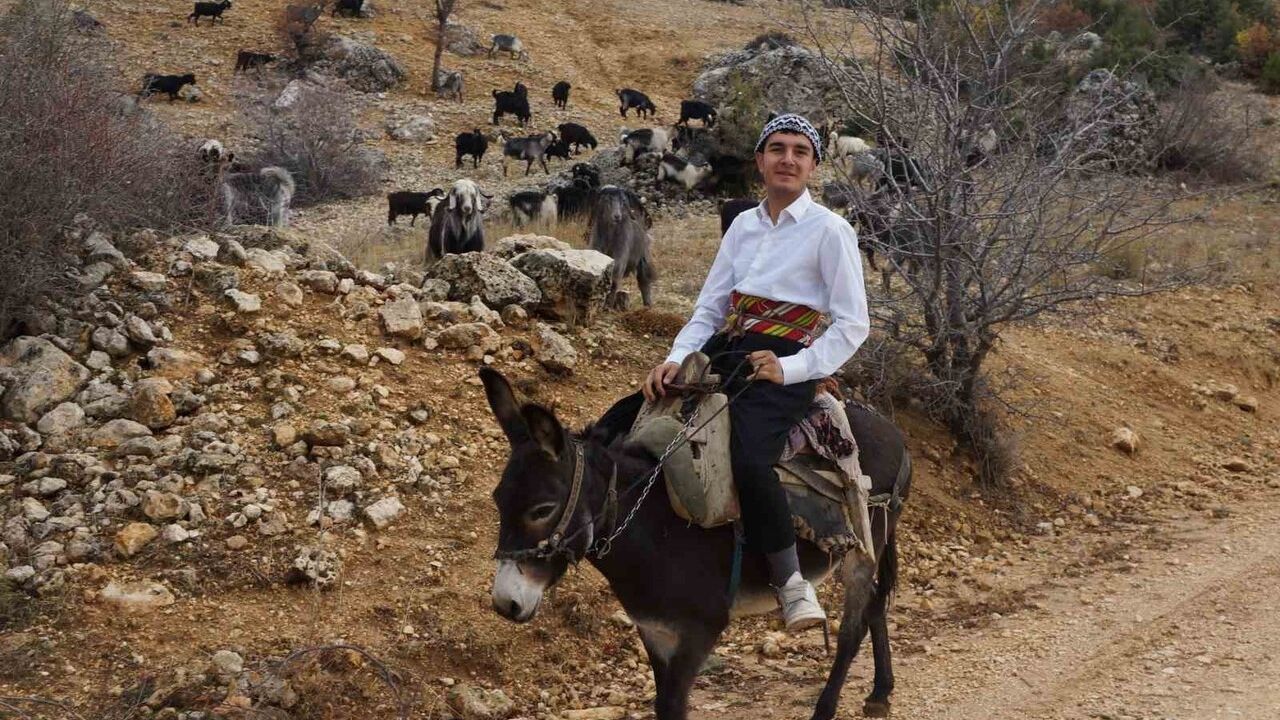 Güneyyurt'ta 18 yaşındaki Yusuf Efe Saparca manileriyle ilgi odağı