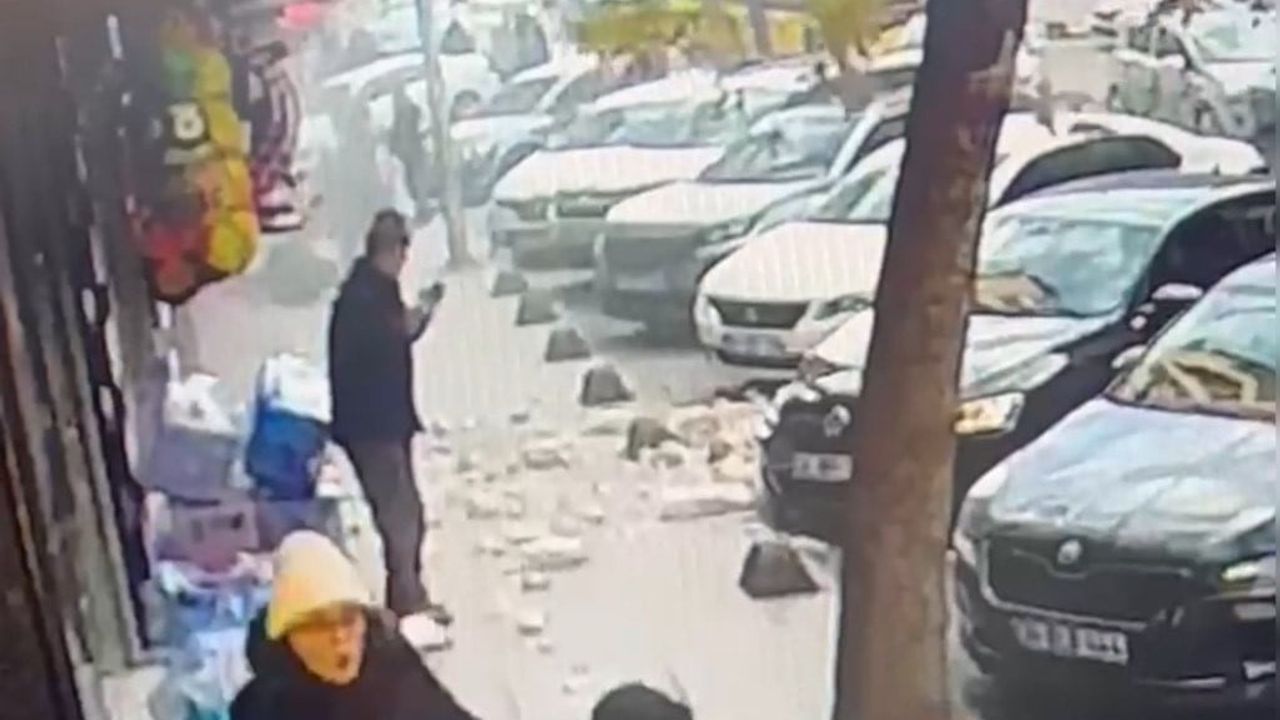 Güngören'de 5 Katlı Binanın Balkon Çöktü: Yayalar Son Anda Kurtuldu
