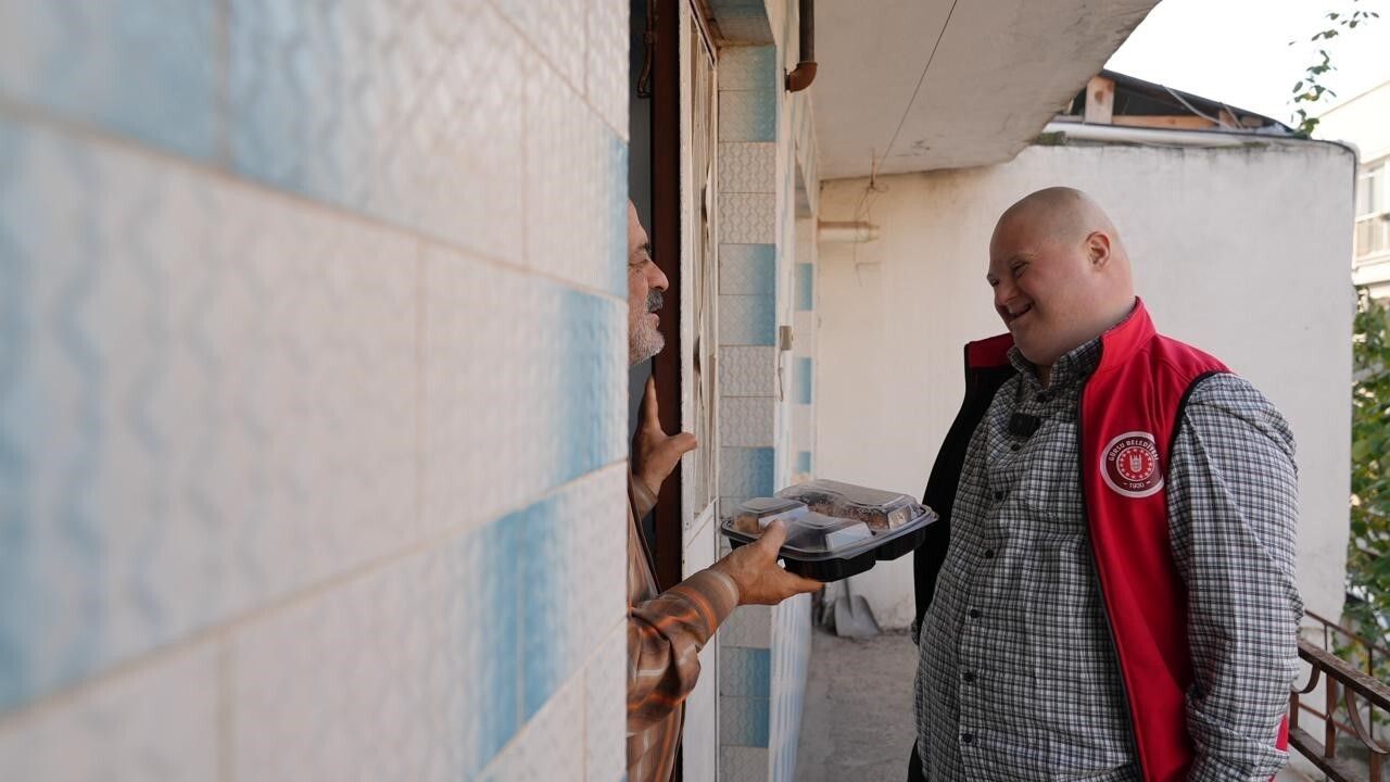 Gürsu'da Mesut'tan Anlamlı Jest: Dünya Engelliler Günü'nde Yemek Dağıtımı