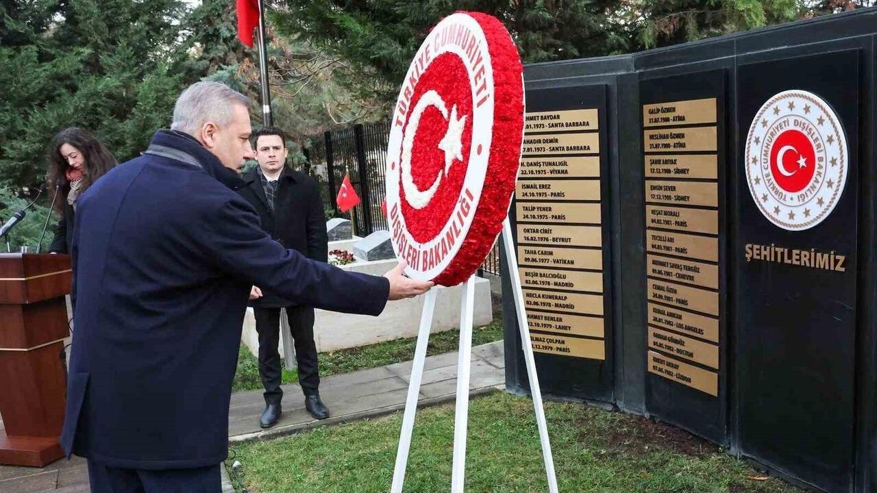 Hakan Fidan, 16. Büyükelçiler Konferansı Öncesi Dışişleri Şehitliği’ni Ziyaret Etti