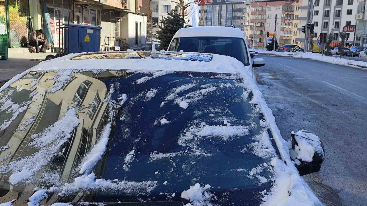 Hakkari'de Araç Camları Buz Tuttu: 43 Köy ve Mezra Yolu Yeniden Açıldı