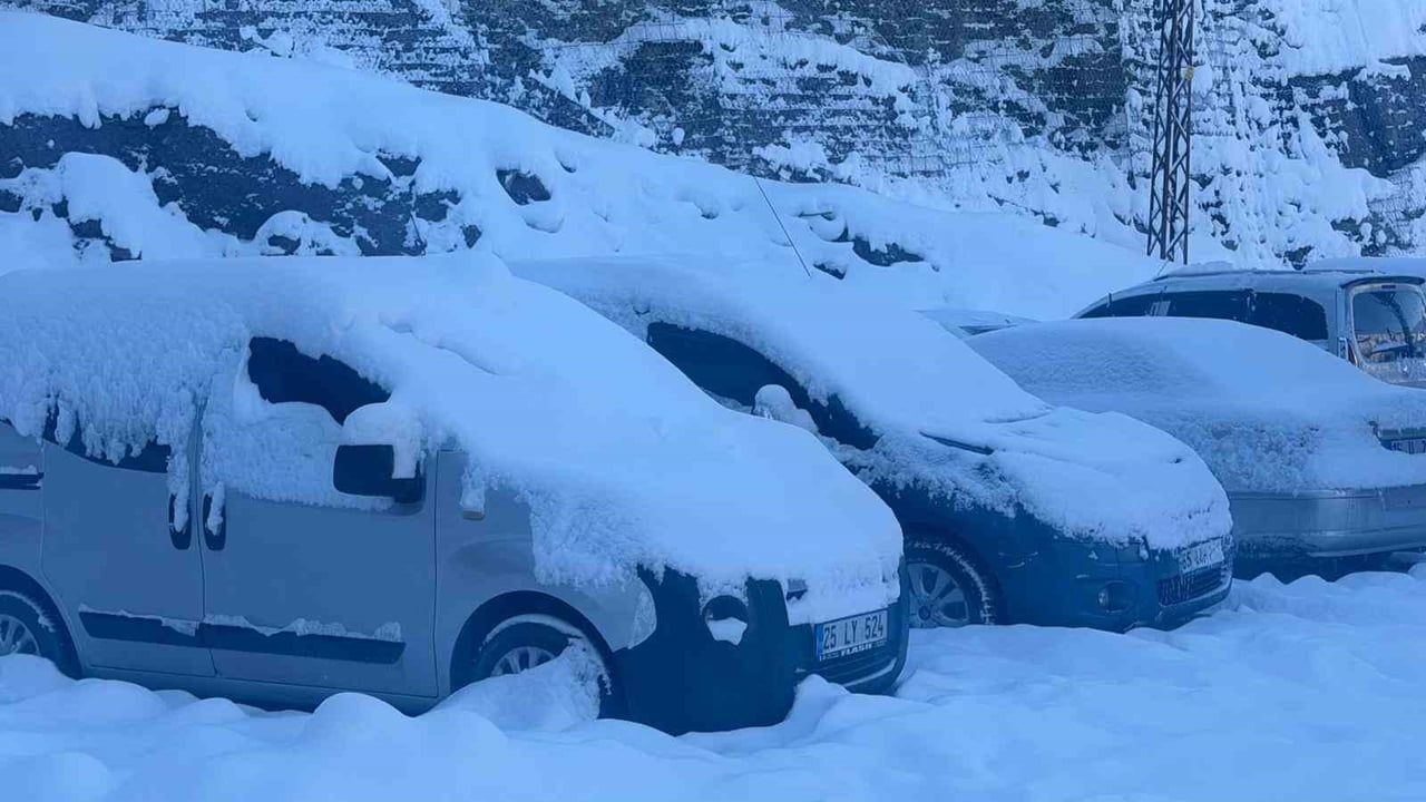 Hakkari'de dondurucu soğuk: Çatı sarkıtları 1 metreye ulaştı