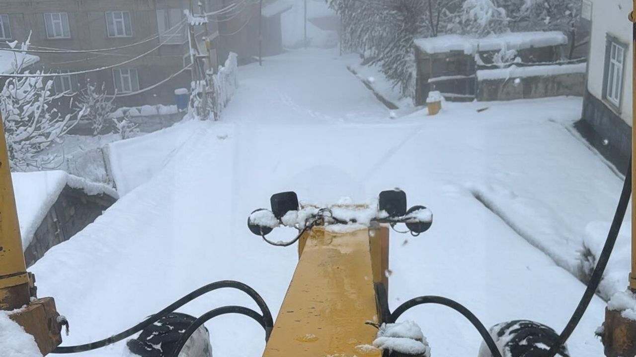 Hakkari'de Gece Boyu Karla Mücadele: 15 Mahallede Tuzlama Çalışması