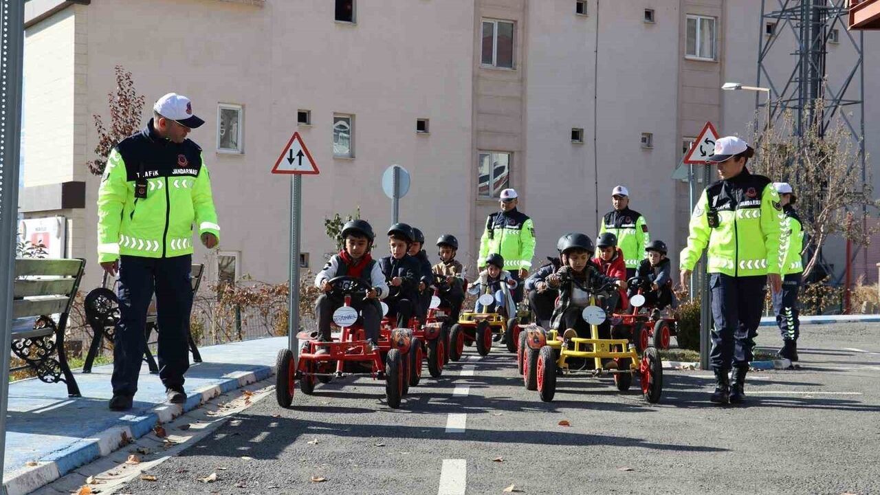 Hakkari'de Geleceğin Sürücüleri Trafik Parkurunda