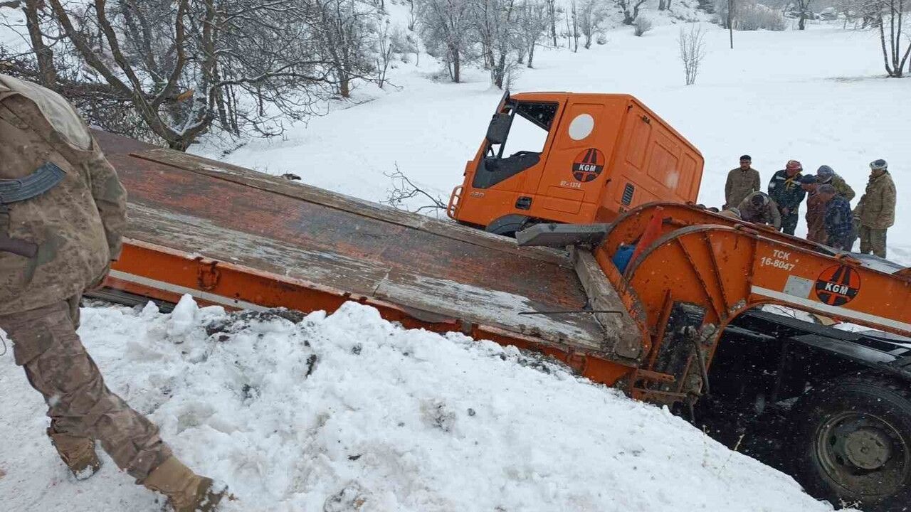 Hakkari'de İş Makinesi Devrildi: Karayolları Şube Şefliği'nden 2 Yaralı