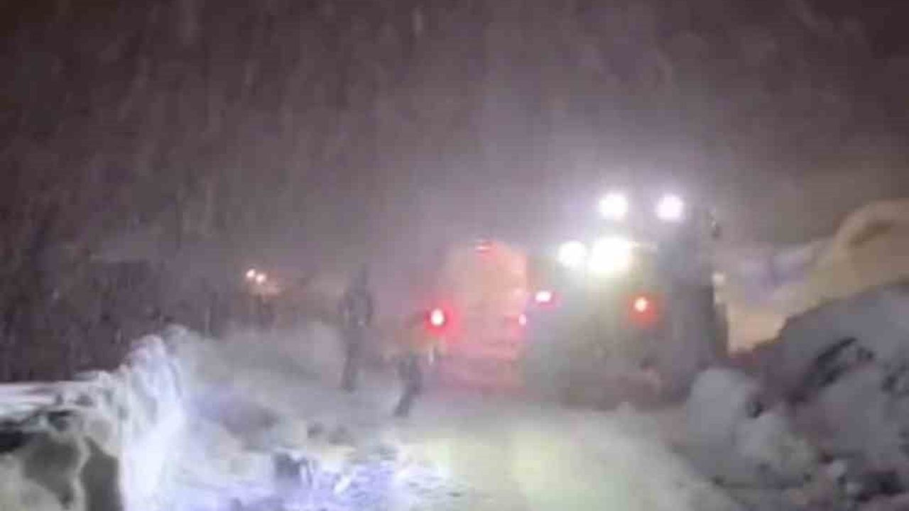 Hakkari'de Kar Engeli İş Makineleriyle Aşıldı: Kalp Hastası Hastaneye Ulaştırıldı