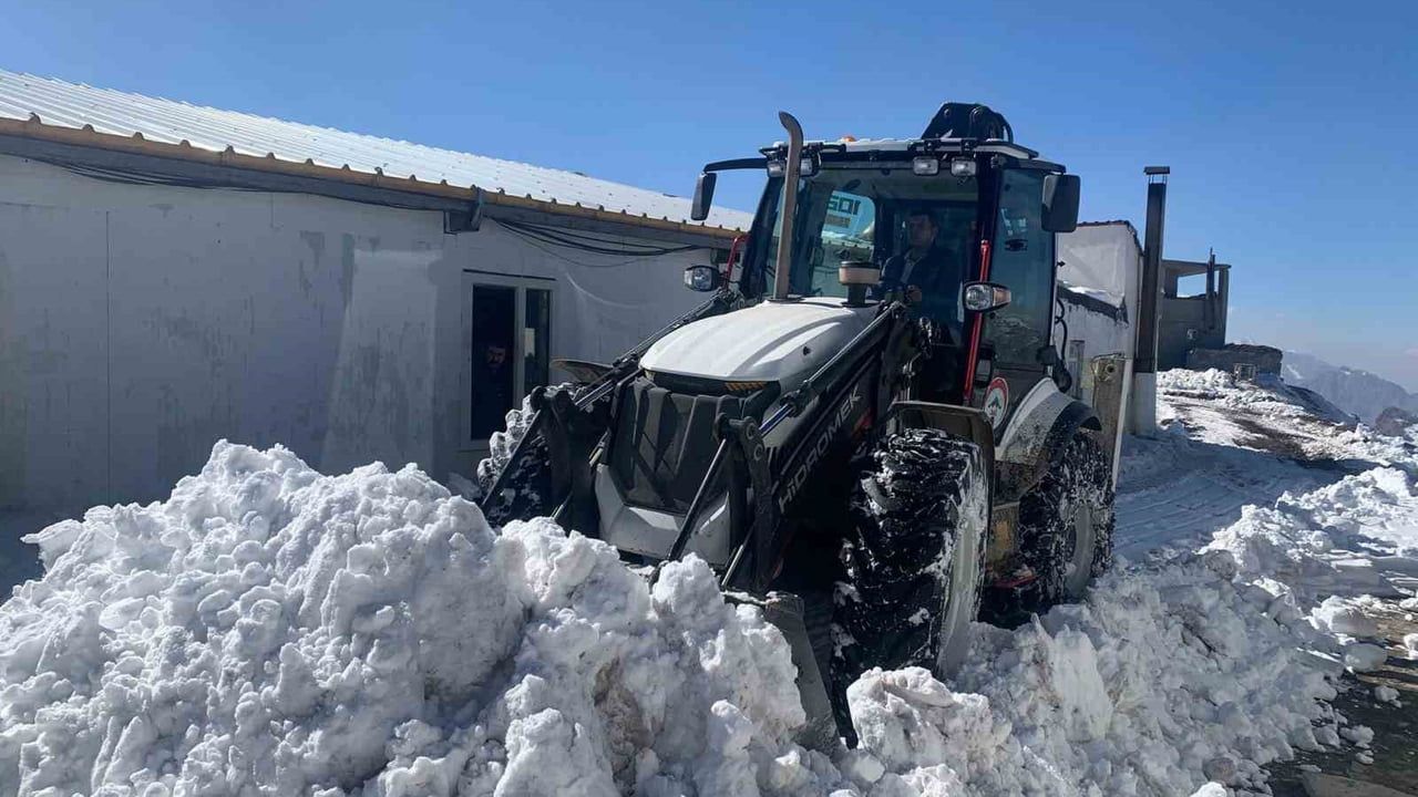 Hakkari'de Kar Etkili: 2 Köy ve 10 Mezra Yolu Kapandı