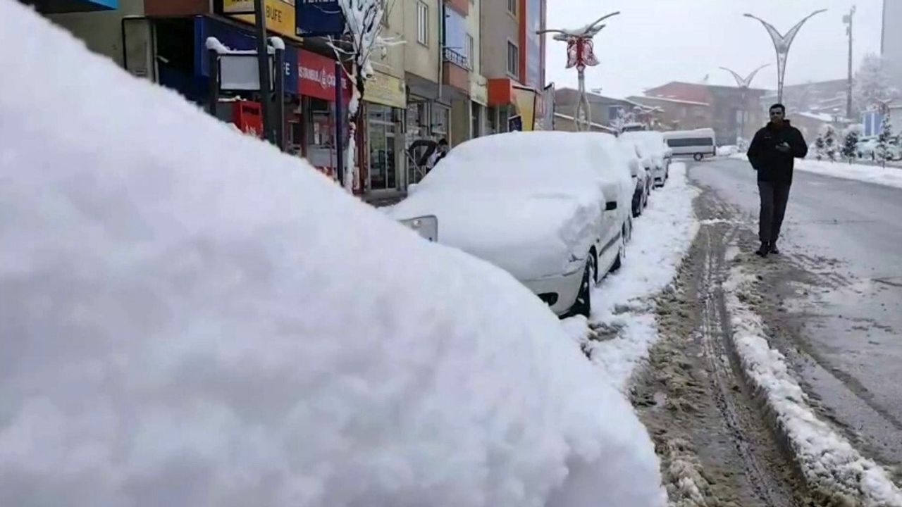 Hakkari'de Kar Yerini Sise Bıraktı: 43 Yerleşim Yolu Kapandı