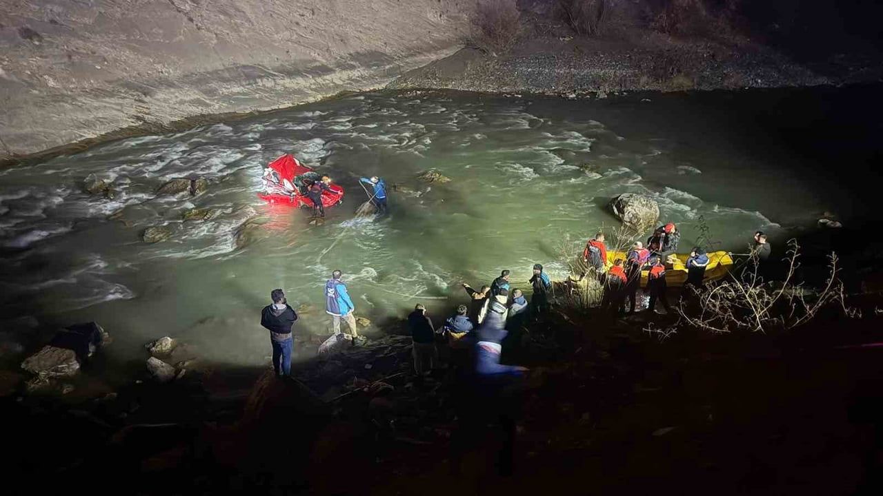 Hakkari’de Kontrolden Çıkan Otomobil Zap Suyu’na Uçtu: 1’i Ağır Yaralı