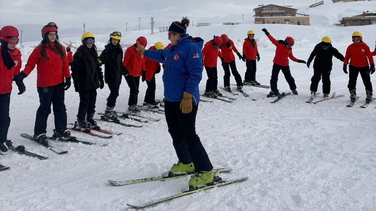 Hakkari'de Mergabütan'da Temel Kayak Eğitimi Başladı