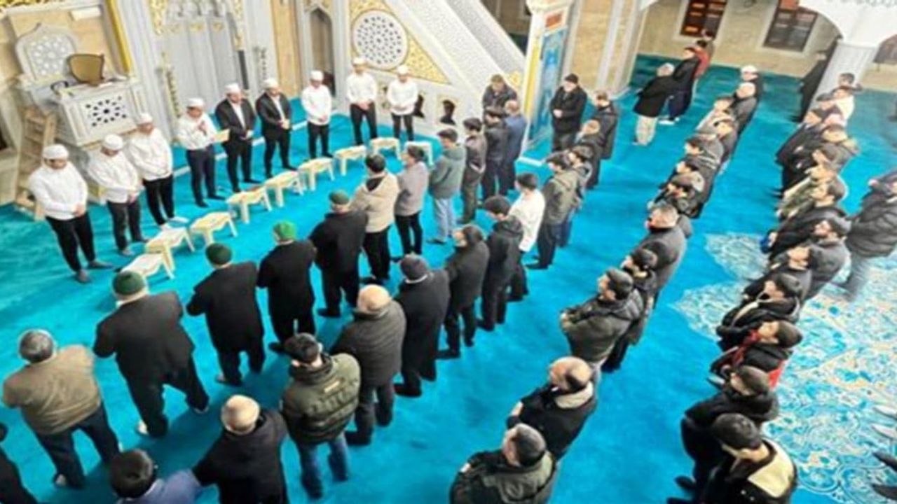 Hakkari'de Regaib Kandili Dualarla İdrak Edildi