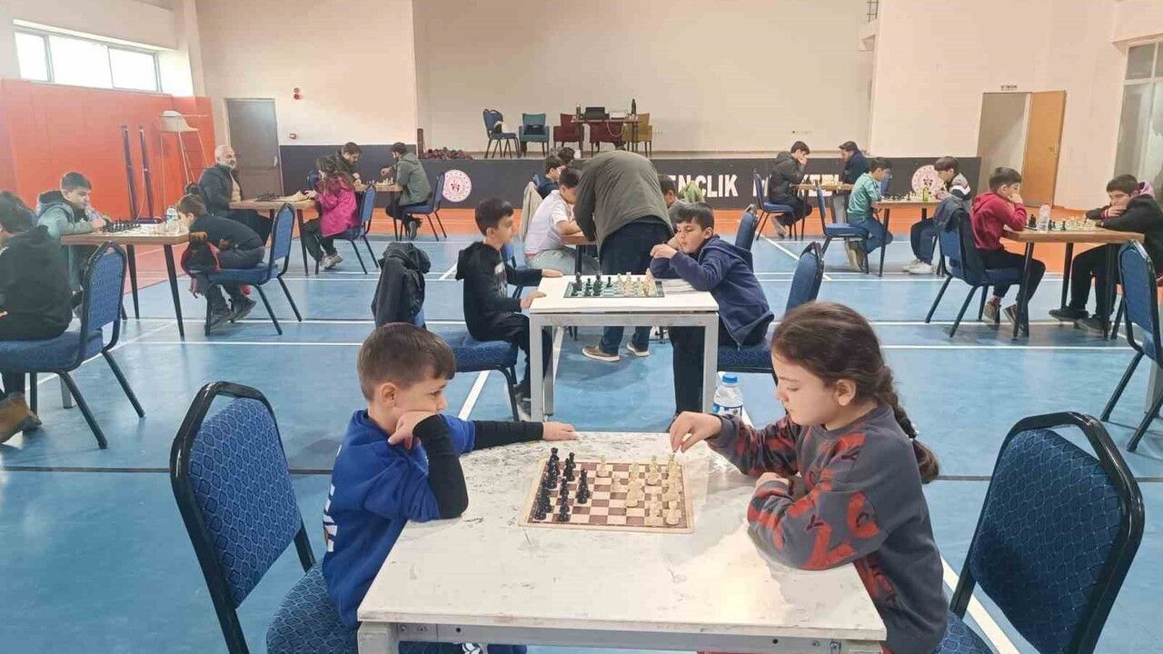 Hakkari'de Satranç İl Birinciliği: Minikler ve Yıldızlarda Kazananlar