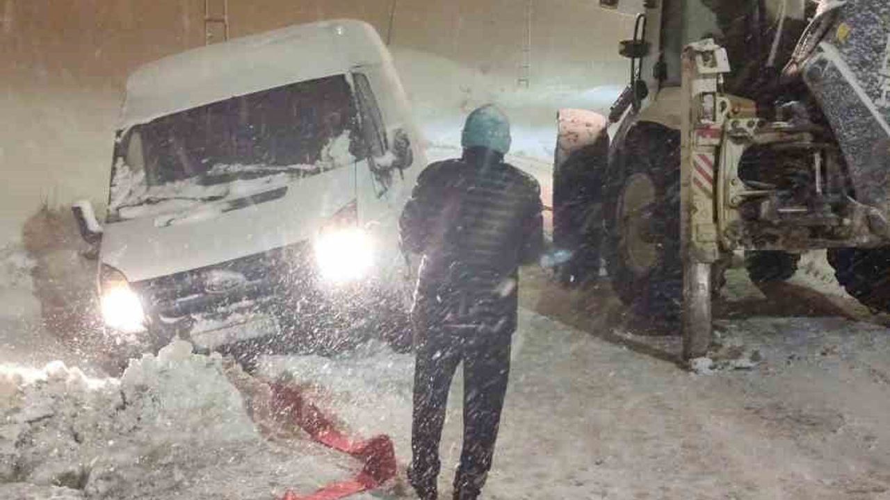 Hakkari'de Tipide Mahsur Kalan Sporcular ve Sağlık Ekibi Kurtarıldı