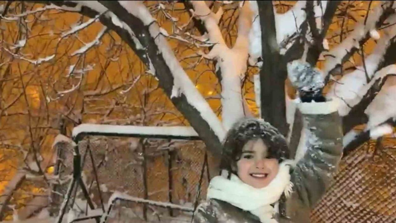 Hakkari'de Yoğun Kar Çocukları Sevindirdi