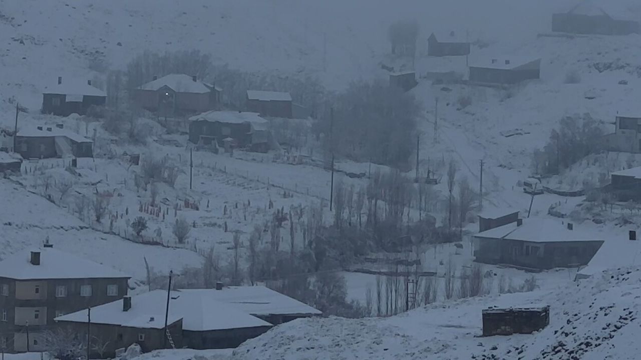 Hakkari'de Yoğun Kar Yağışı: 43 Yerleşim Yerinin Yolu Kapandı