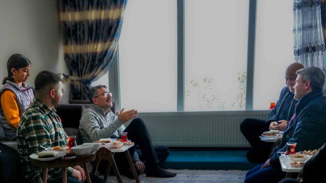 Hakkâri Valisi Ali Çelik’ten Şehit Er Halit Tatlı Ailesine Ziyaret