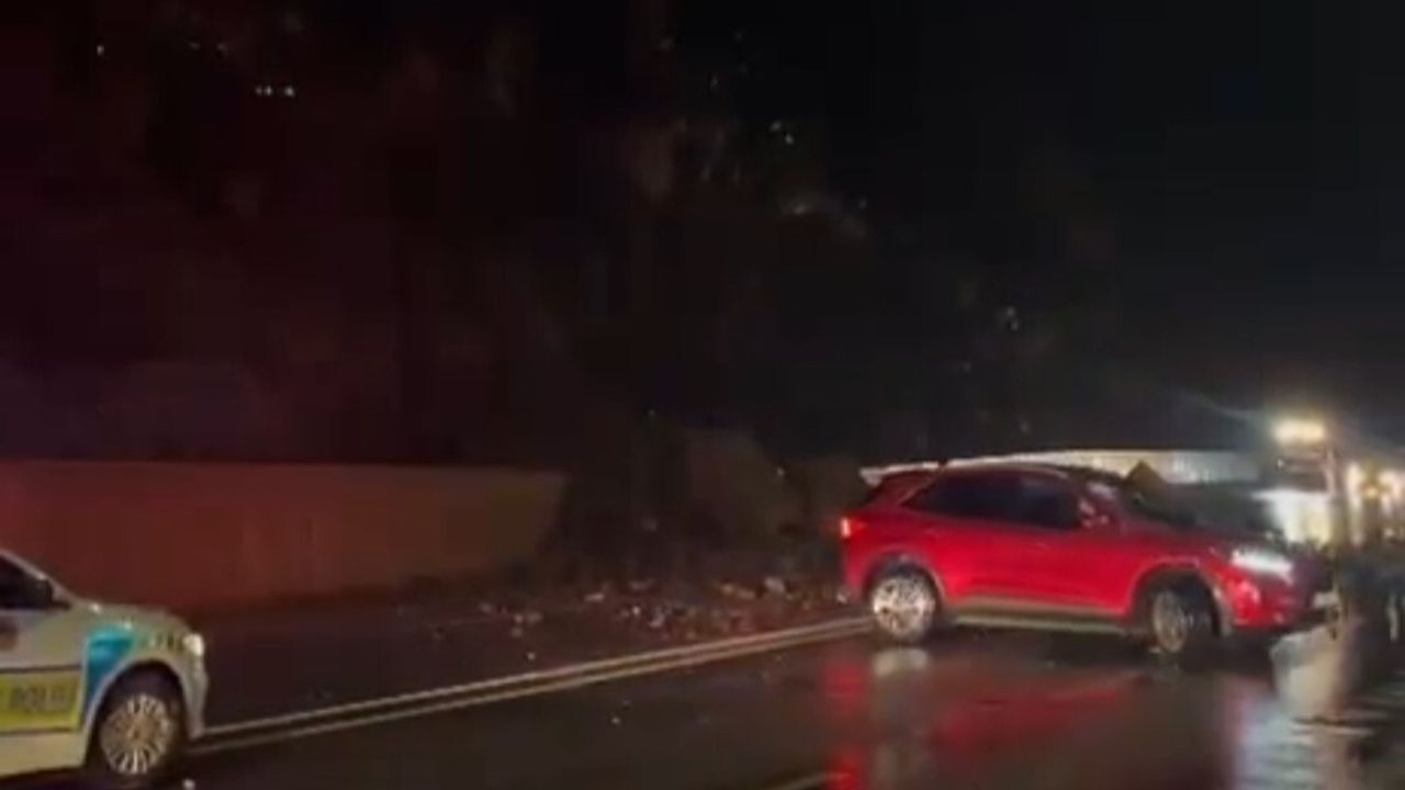 Hakkari-Van Karayolu Depin Mevkiinde Heyelan: Yol Kapatıldı, Yeniden Açıldı