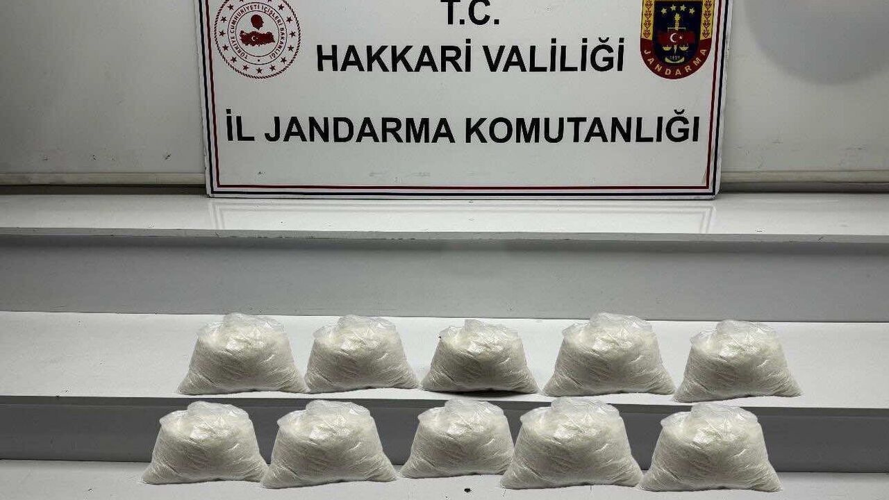 Hakkari Yüksekova'da 9 kilo 890 gram metamfetamin ele geçirildi