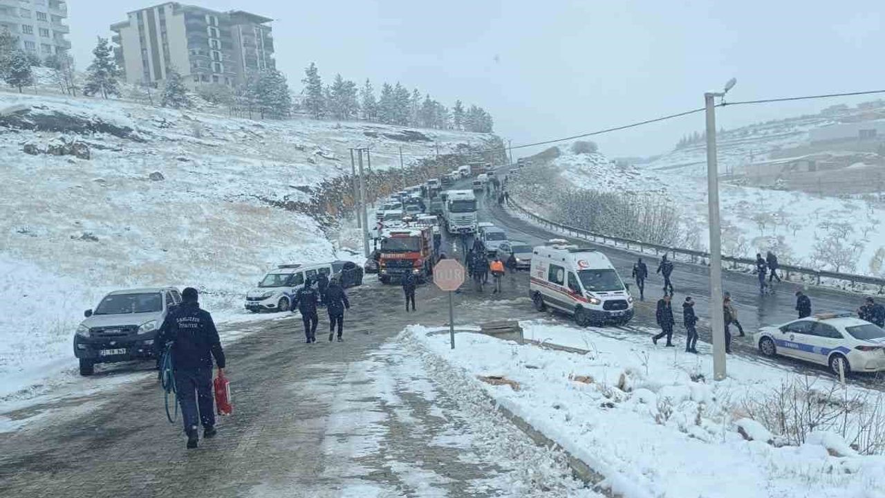 Halfeti'de Kar Temizliği Yapan İş Makinesi Devrildi: 1 Yaralı