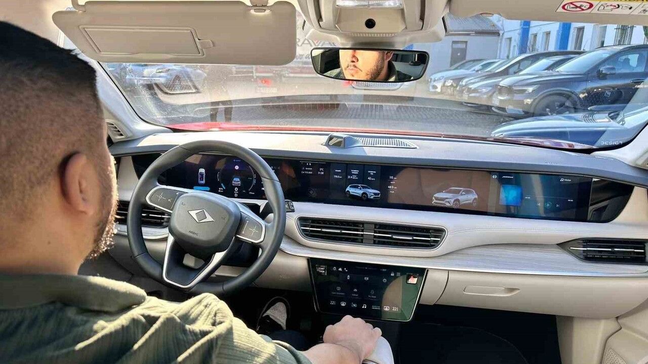 Hamburg'da Togg T10X Trafiğe Çıktı — Hataylı Sahibiyle İlk Sürüş