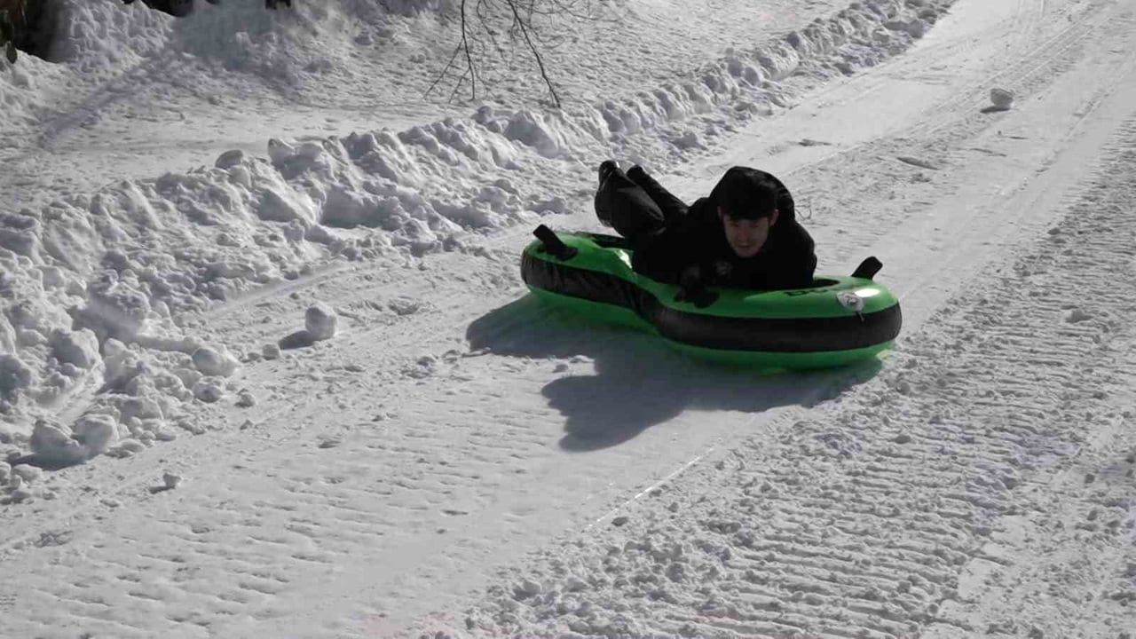 Handüzü Yaylası'nda Deniz Manzaralı Kar Keyfi: Yeni Kayak Pistiyle Rize'de Kış Turizmi Canlanıyor