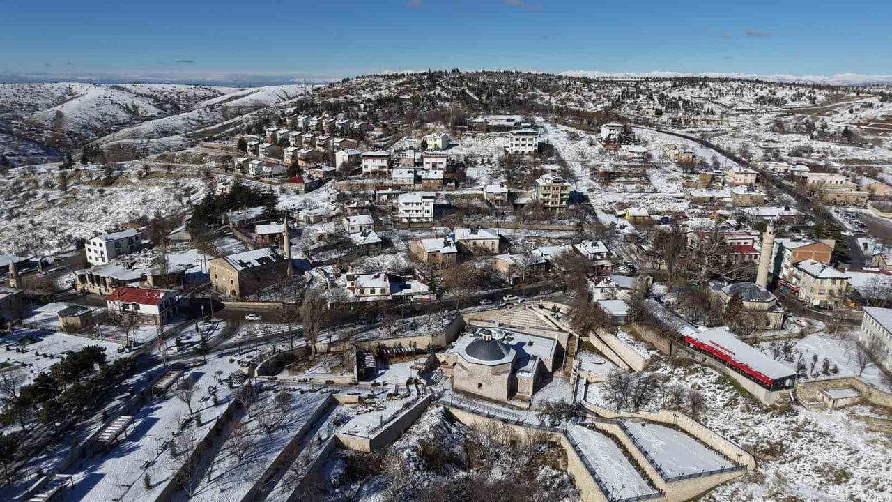 Harput'ta Kar Şöleni: 1200 Rakımlı Tarihi Mahalle Beyaz Gelinliğini Giydi