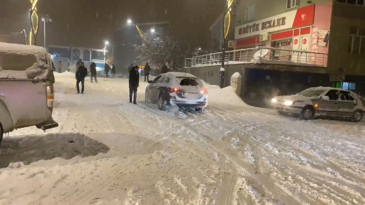 Hasköy'de Kar ve Buzlanma: Araçların Kayma Anları Kamerada
