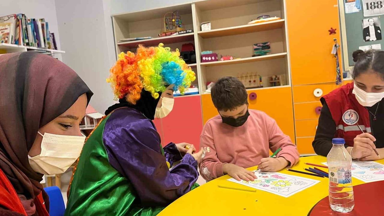 Hastane Okul Projesiyle Sakarya Üniversiteliler Çocuklara Moral Verdi