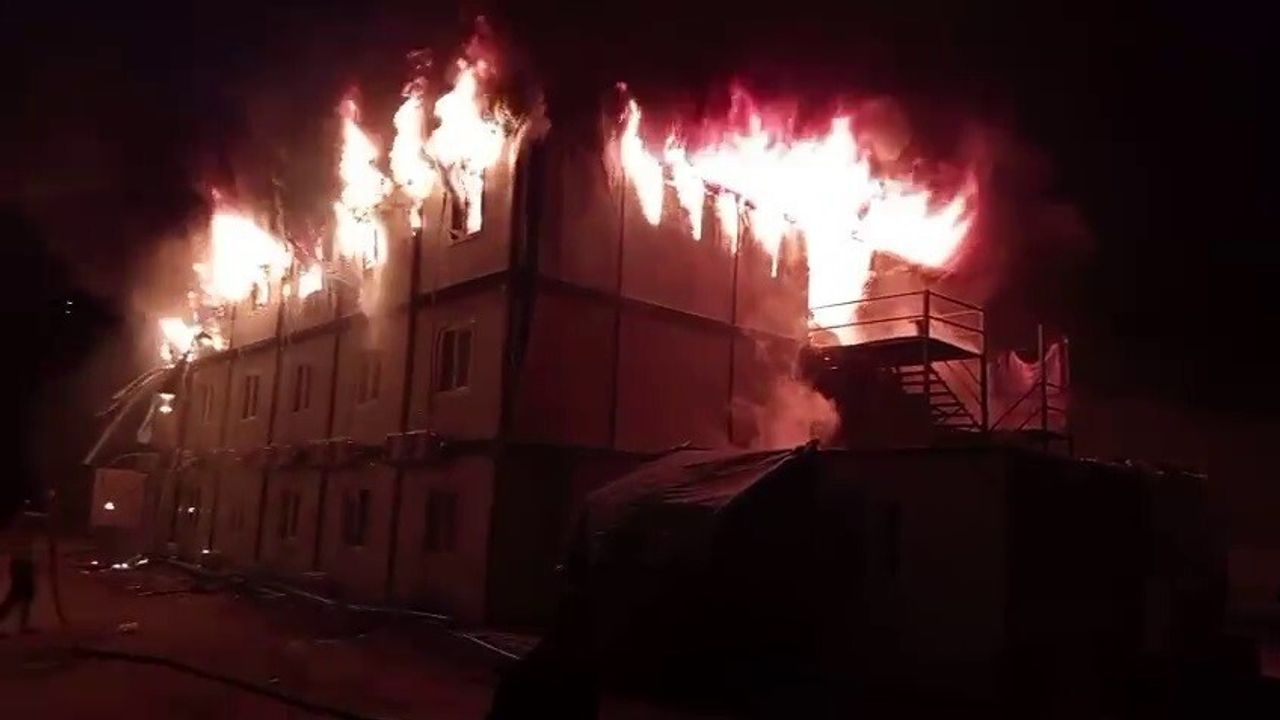 Hatay Belen'de Konteyner Yatakhane Yandı — Yaralanma Yok