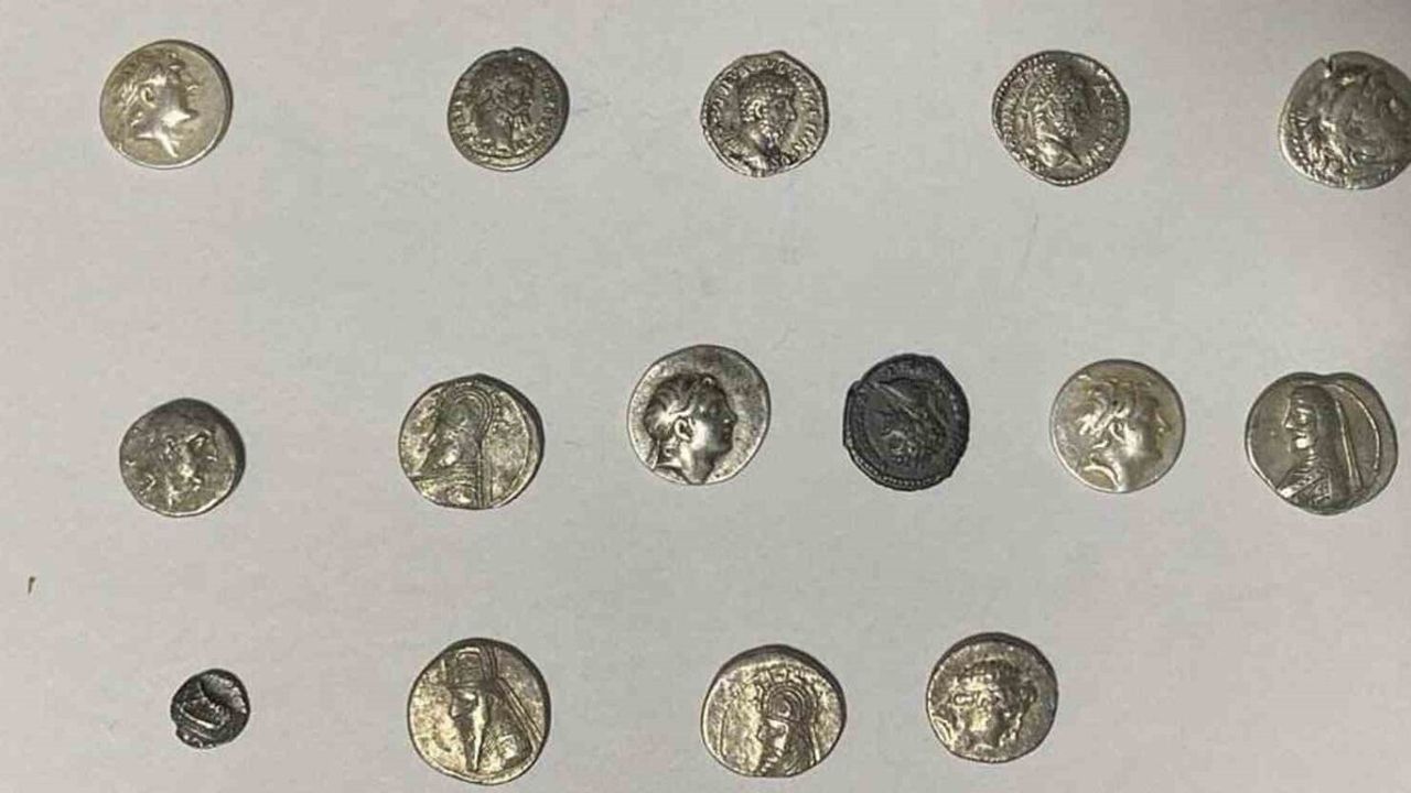 Hatay'da 26 Helenistik Gümüş Sikke Kargoda Ele Geçirildi