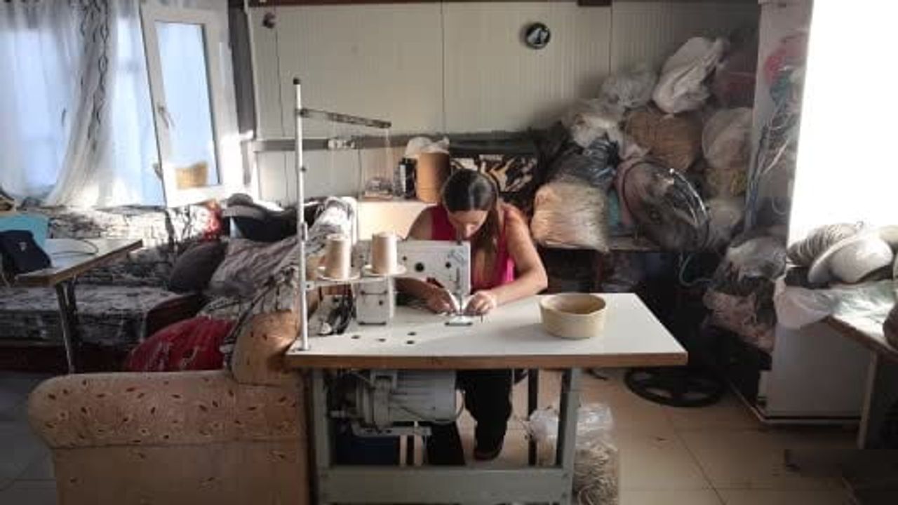 Hatay'da 41 Yaşındaki Anne Konteynerde El İşiyle 4 Çocuğuna ve Engelli Eşine Bakıyor