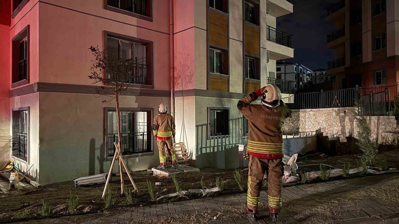 Hatay'da Çatıdaki İntihar Girişimi Son Anda Önlendi: 25 Yaşındaki B.C. İkna Edildi