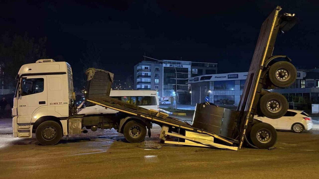 Hatay’da Demir Rulo Yüklü Tırın Dorsesi Ortadan İkiye Ayrıldı