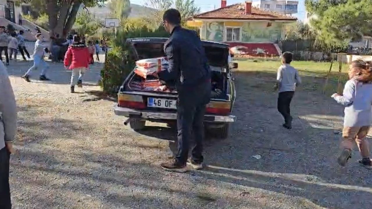 Hatay’da Emre Örer’den Depremzedelere 8 Bin Ücretsiz Deneme Kitapçığı