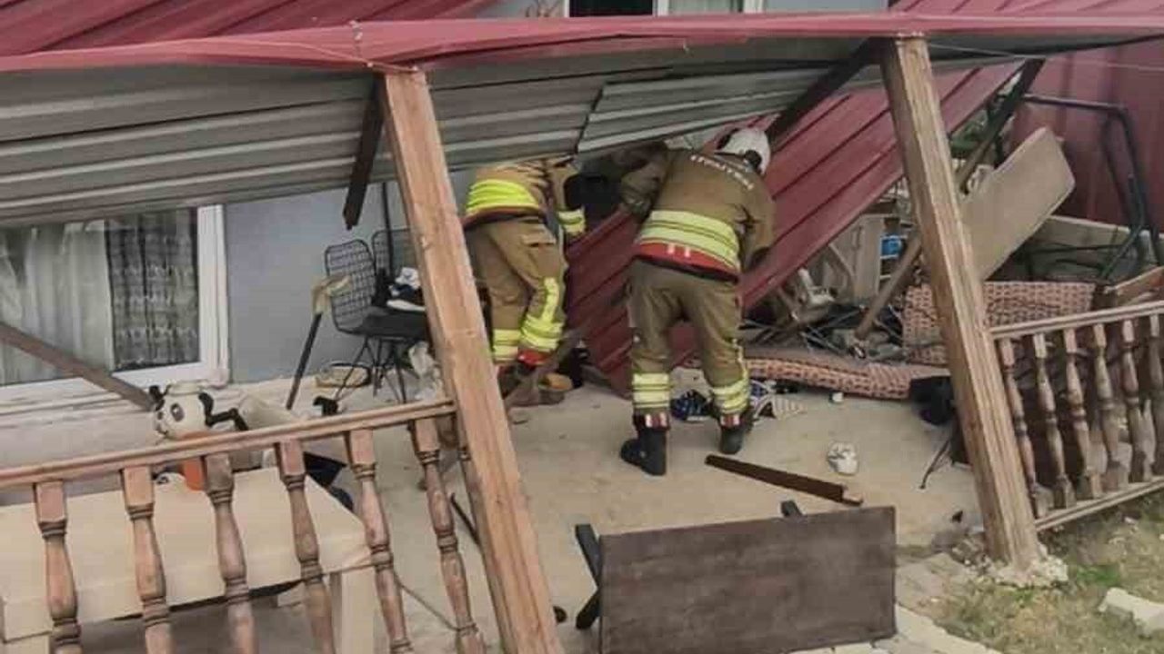 Hatay'da Fırtına: Çatısı Uçan Evde Mahsur Kalan 3 Kişi Kurtarıldı