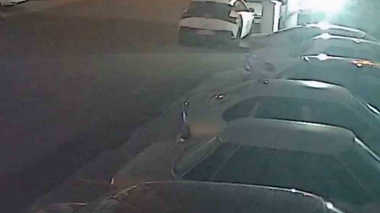 Hatay'da Fırtına Çöp Konteynerini Sürükledi: 2 Otomobilin Arasına Girdi